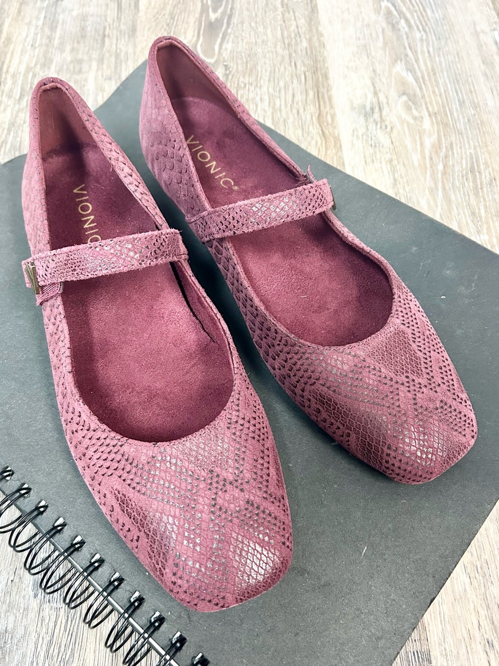 VIONIC 🐙 NWT Women’s Alameda Velcro Mary Jane Flat - Size 9